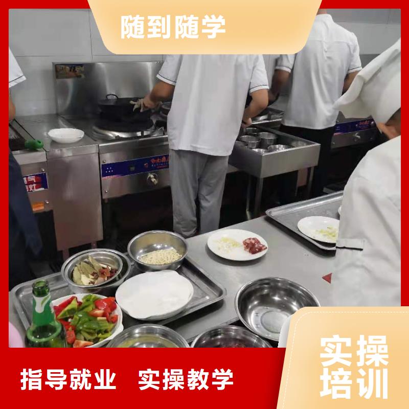 【厨师技校学挖掘机钩机学费多少钱手把手教学】就业快